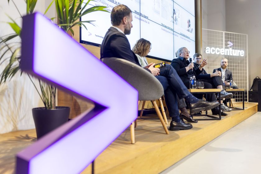 
Artėja technologijų cunamis: atskleistos keturios technologijų tendencijos, kurios pakeis pasaulį                