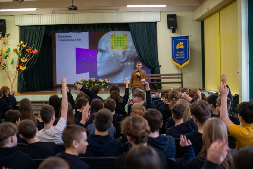 
IT perspektyvos Lietuvoje: trečdalis tėvų vis dar mano, kad tikslieji mokslai – berniukams                